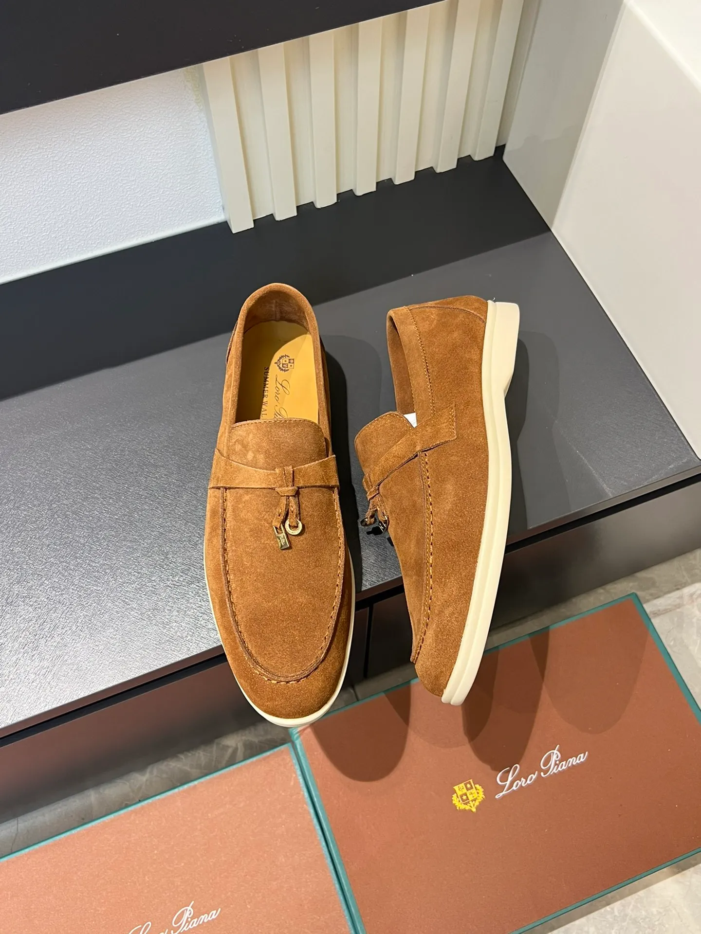 Men's shoes 💰p360 "Loro men's shoes 💰pian'*" Classic L men's shoes for couples 💰p Top version British flat loafers, a must-have item in old money style, the minimalist design is eye-catching and durable, a plus point for dressing The soft foot feel and texture are outstanding. They don’t scratch your feet and are very nice. They are matched with soft and waxy soles. They can be worn daily for a long time without getting tired. They are easy to wear, versatile and classic items, with perfect foot feel and texture! Imported cashmere fabric, the lining is made of imported A-grade water-dyed cow lining, the top version of the genuine leather midsole is sewn with pure handmade mark thread! Size: Female 35-40 (34. Customized) Male 38-44 (45.46. Customized)